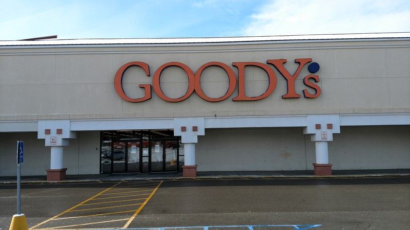 New Castle Plaza: 427-525 S Memorial Dr, New Castle, IN 47362